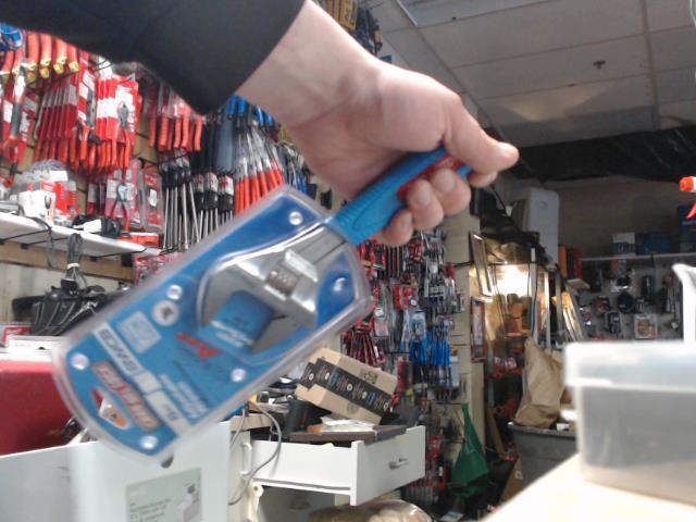 Ajustable wrench