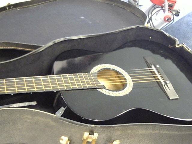 Guitare acoustique dans case
