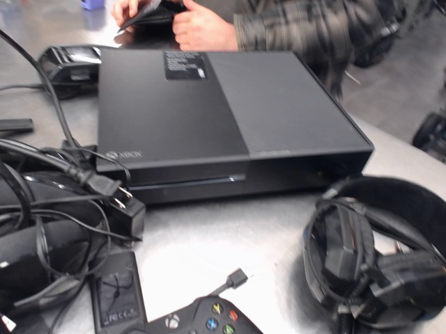Xbox one 1st gen +acc