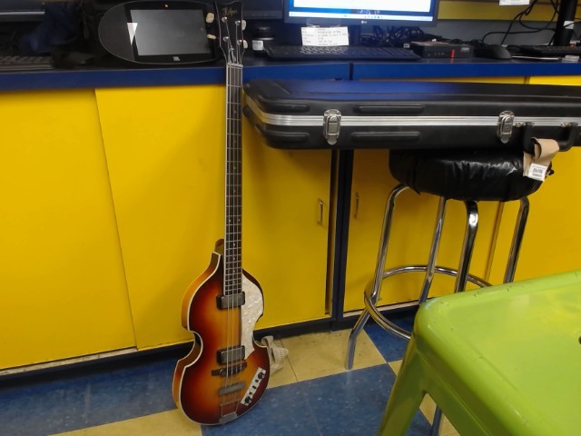 Bass hofner dans son case