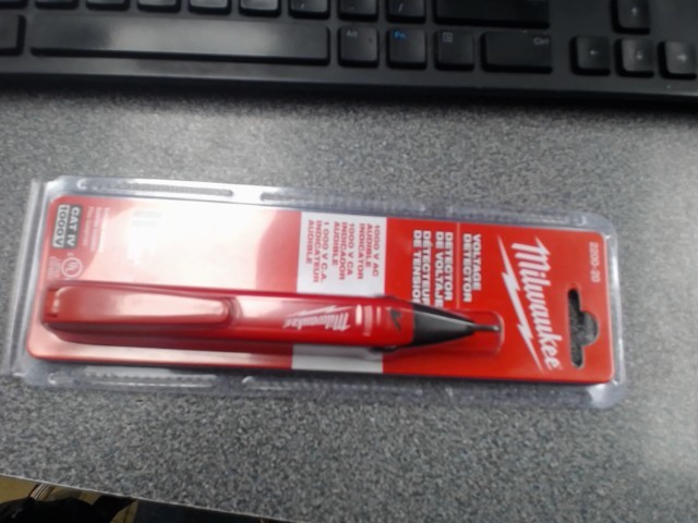 Voltage detector