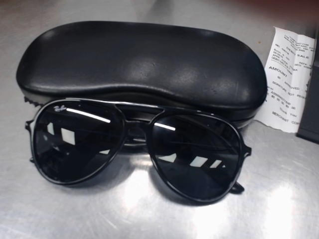 Lunette de soleile dans case