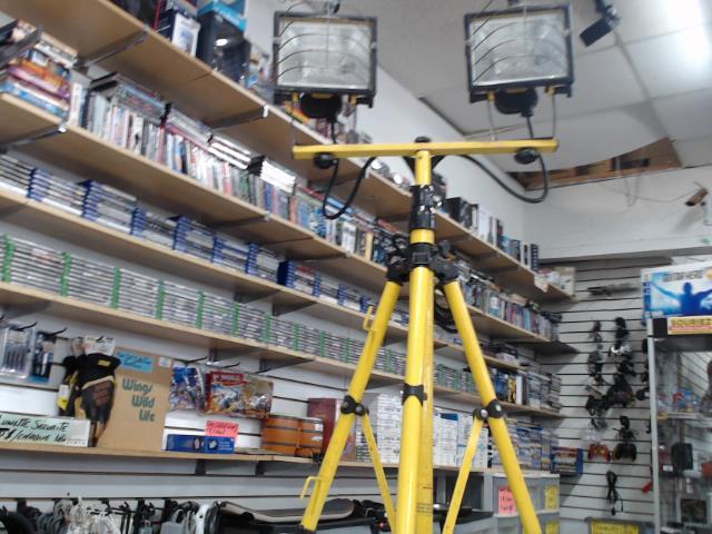 Lumiere construction double sur pied
