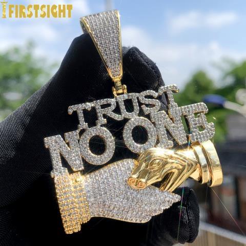 Fake gold breloque trust no one