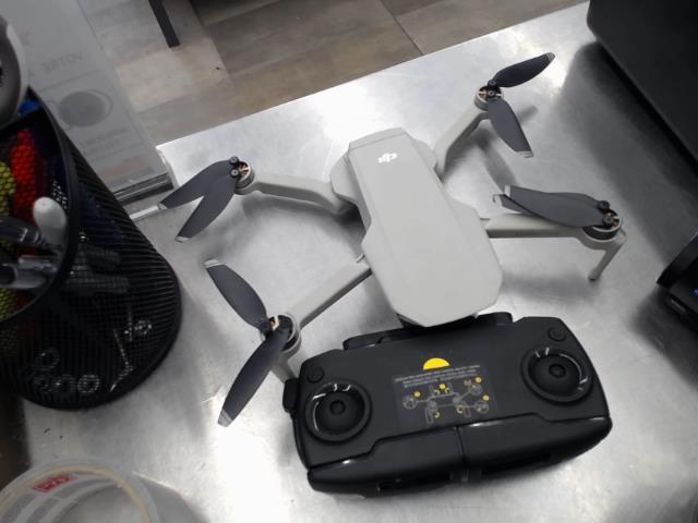 Drone filmant avec manette