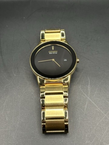 Citizen montre d'or avec fond noir