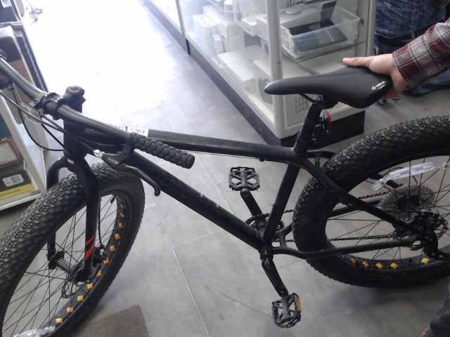 Velo noir fat bike avec deco dans roues