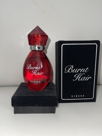 Burnt hair singed bouteille rouge parfum