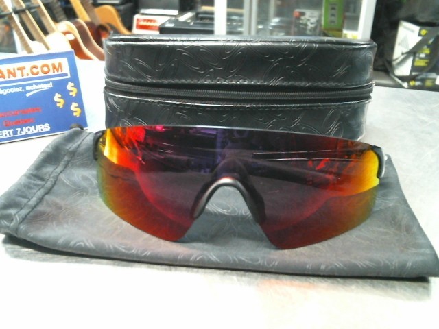 Lunette de soleil oakley avec etui
