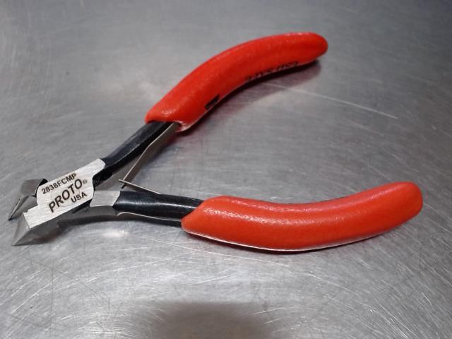 Cutter de precision rouge
