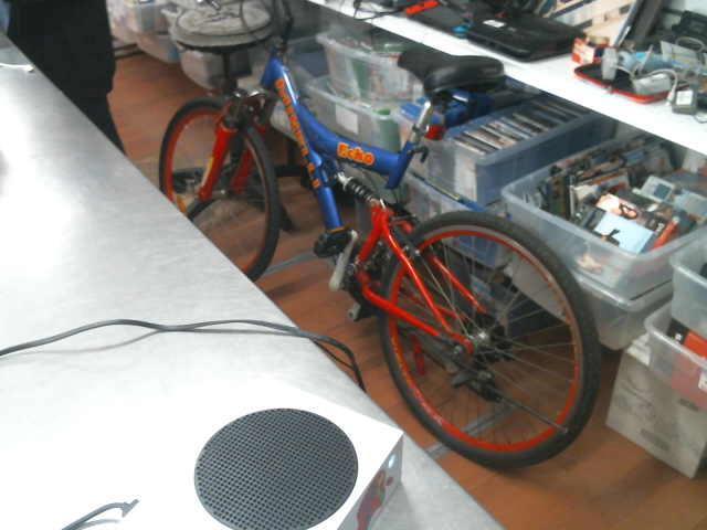 Velo de montagne rouge et bleu