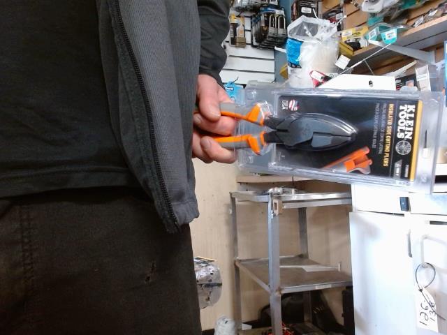 Side cutting pliers