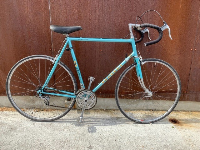 Vieux velo bleu tout fonctionne