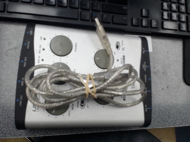 Carte de son gris avec les cable