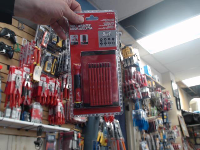 Multi bit screw driver