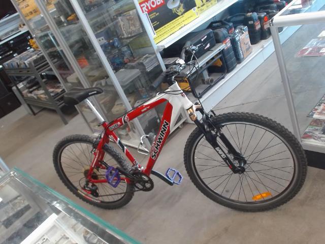 Velo de montagne rouge et blanc