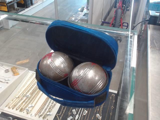 2 boules de petanques dans etuit