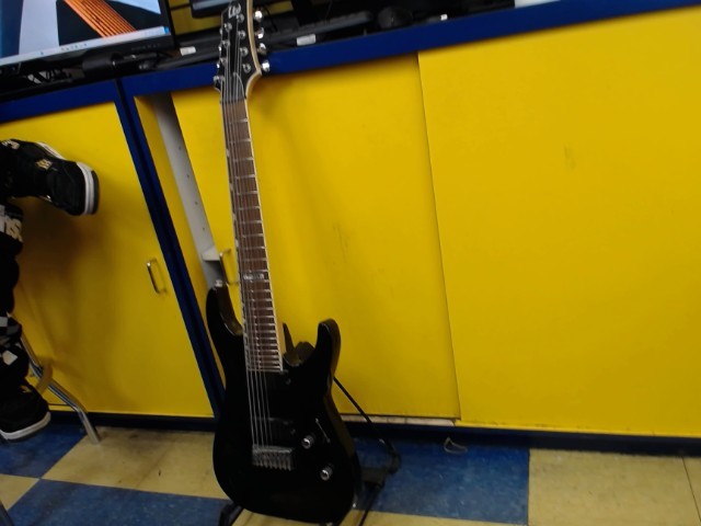 Guitare noire sans case 7 corde