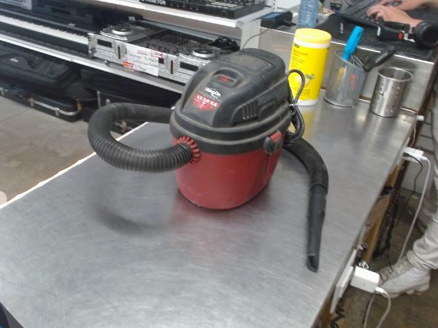 Vaccum de construction rouge et noir