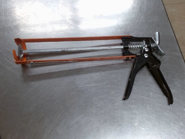 Caulking gun