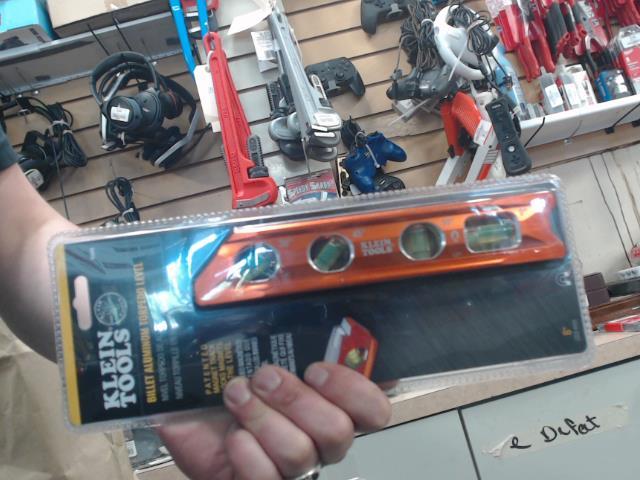 Lighted billet torpedo level