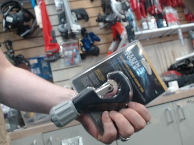 Electrician conduit scoring tool