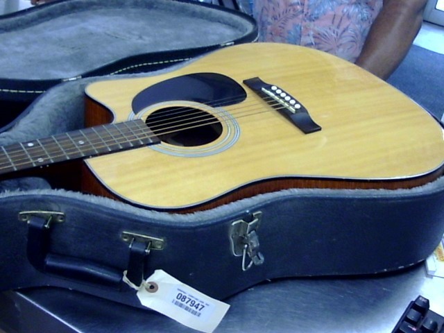 Guitare lectro accoustique dans case