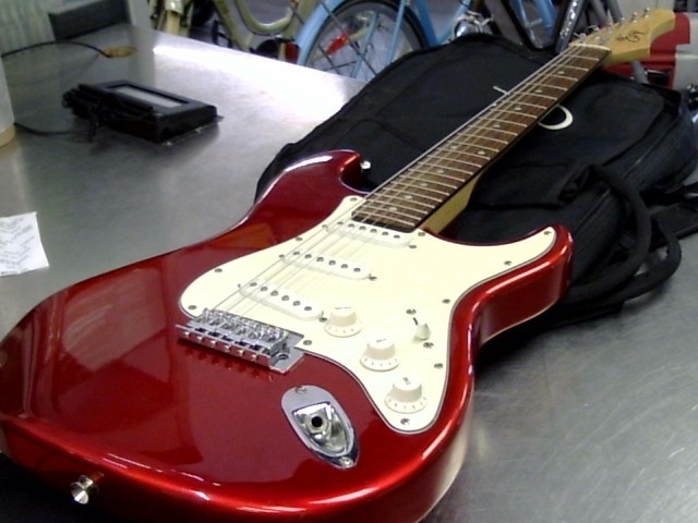 Guitare electrique gfx dans case mou