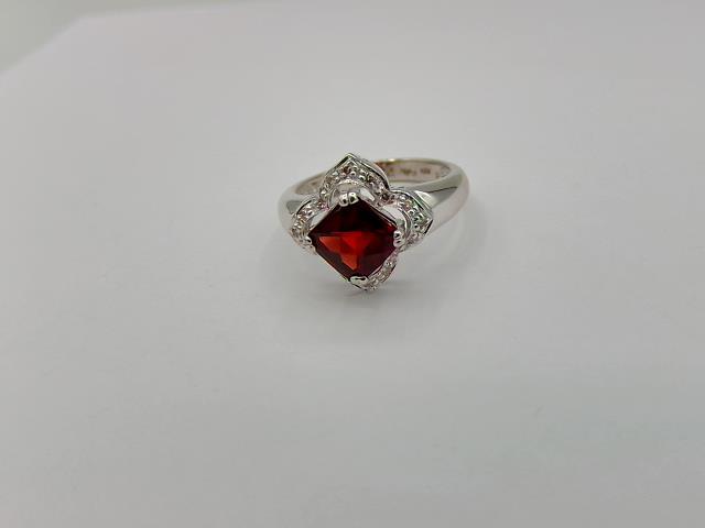 BAGUE EN OR 10KT AVEC DIAMANTS
