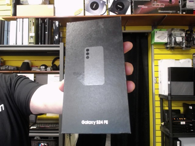 Galaxy s24 fe comme neuf avec boite case