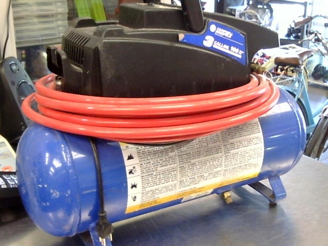 Compresseur c.h. 3gal 100psi