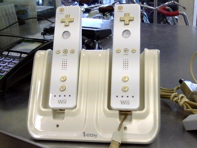 2 wii controllers avec chargeur