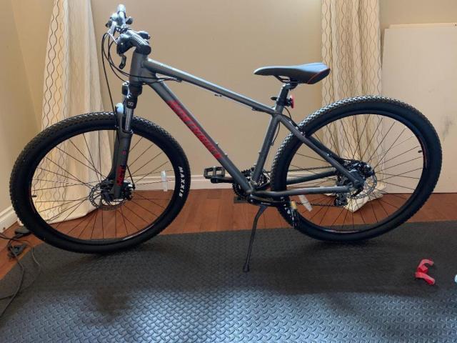 Velo propre gris et rouge