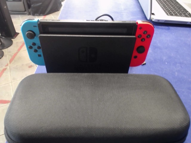 Console + station +chargeur et pochette