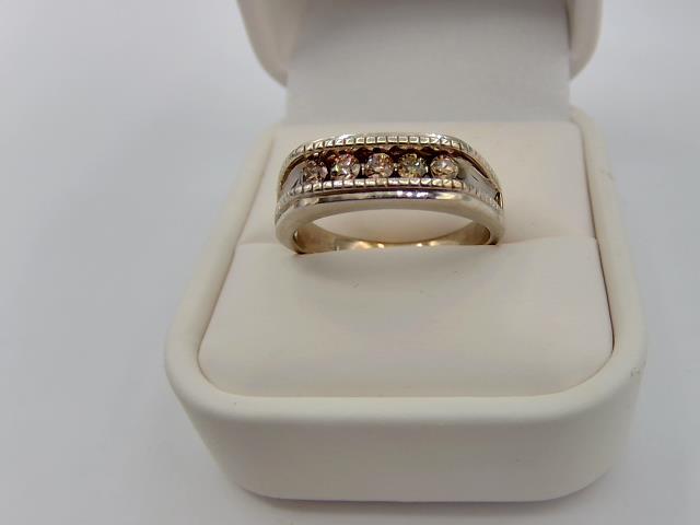 BAGUE EN OR 10KT AVEC DIAMANTS 