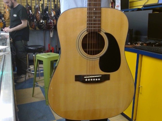 Guitars jasmine dans son case tacoma