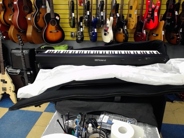 Piano roland super grand dans sa pochett