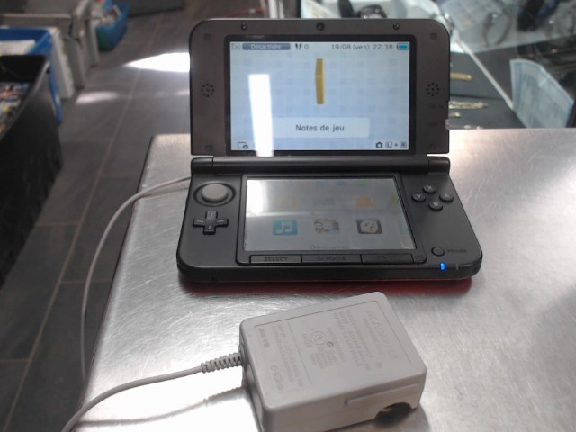 3ds xl rouge avec chargeur et stylus