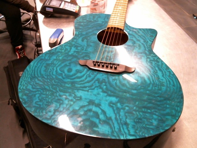 Guitar acoustiques teal