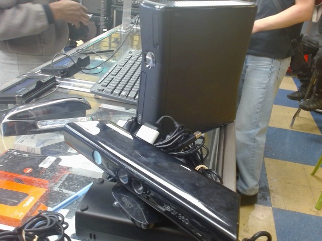 Xbox 360 avec 2 manette & kicknecth