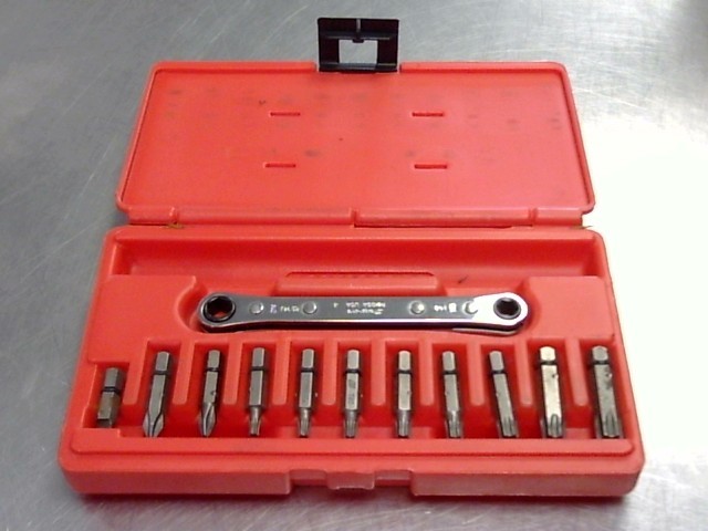 Ratcheting offset screwdriver set d case