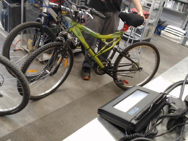 Velo vert neon avec protector sur le ban