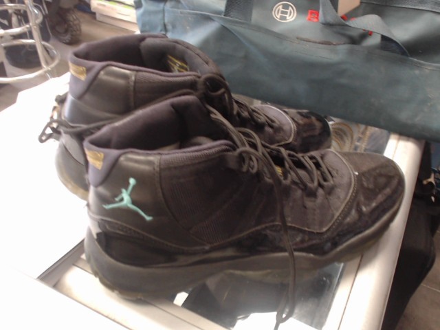 Soulier nike air jordan noir chrome