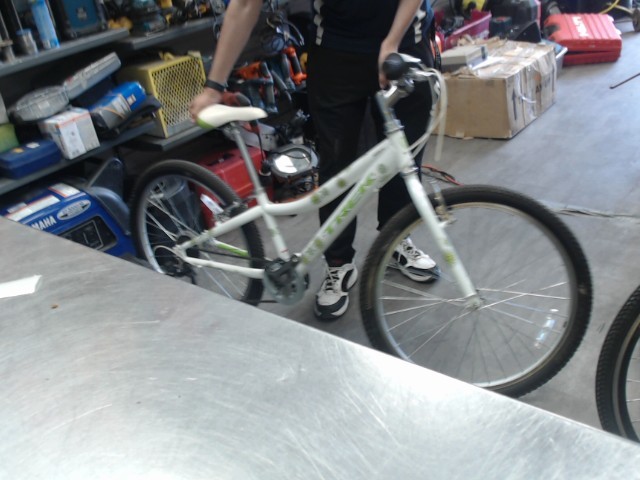 Velo trek mt 200 blanc et vert