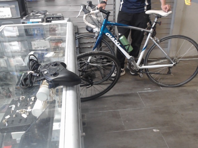 Velo giant avail blanc et bleu