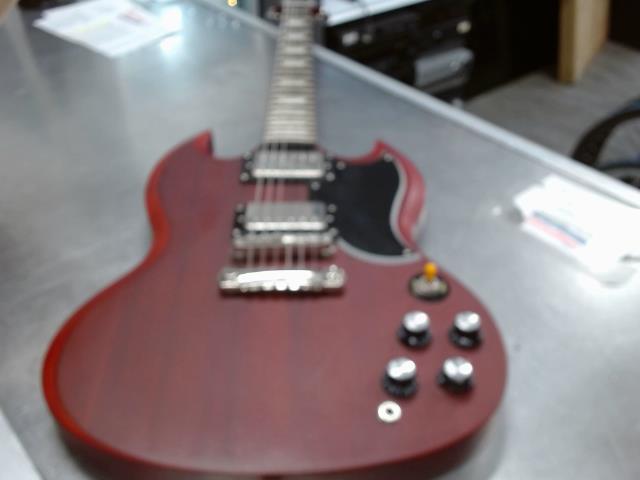 Guitarre electrique rougeatre