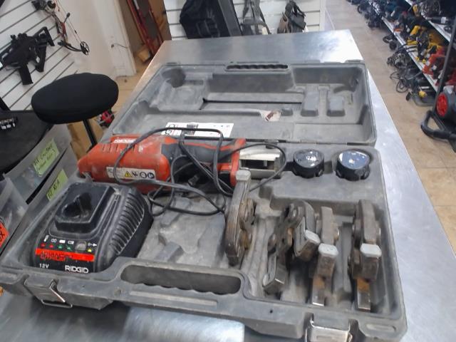 Compact jaws ridgid batt 2x + charg