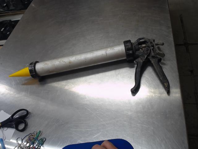 Caulkling gun