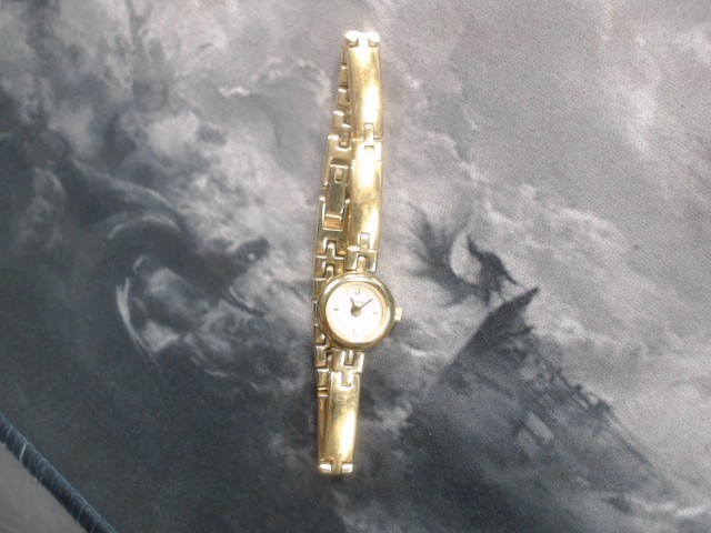 Petite montre dor