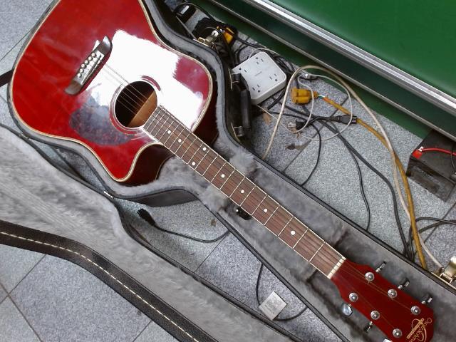 Guitare acoustic rouge avec electtroniqu
